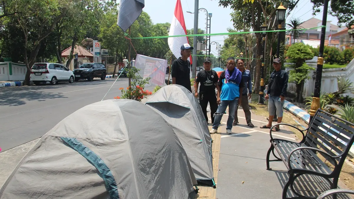 BENTUK PROTES: Sejumlah massa masih menggelar kemah di depan Kantor Pemkab Jombang kemarin (16/9).