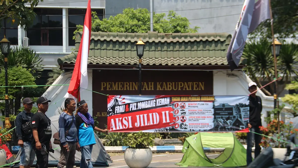 BENTUK PROTES: Sejumlah massa masih menggelar kemah di depan Kantor Pemkab Jombang kemarin (16/9).