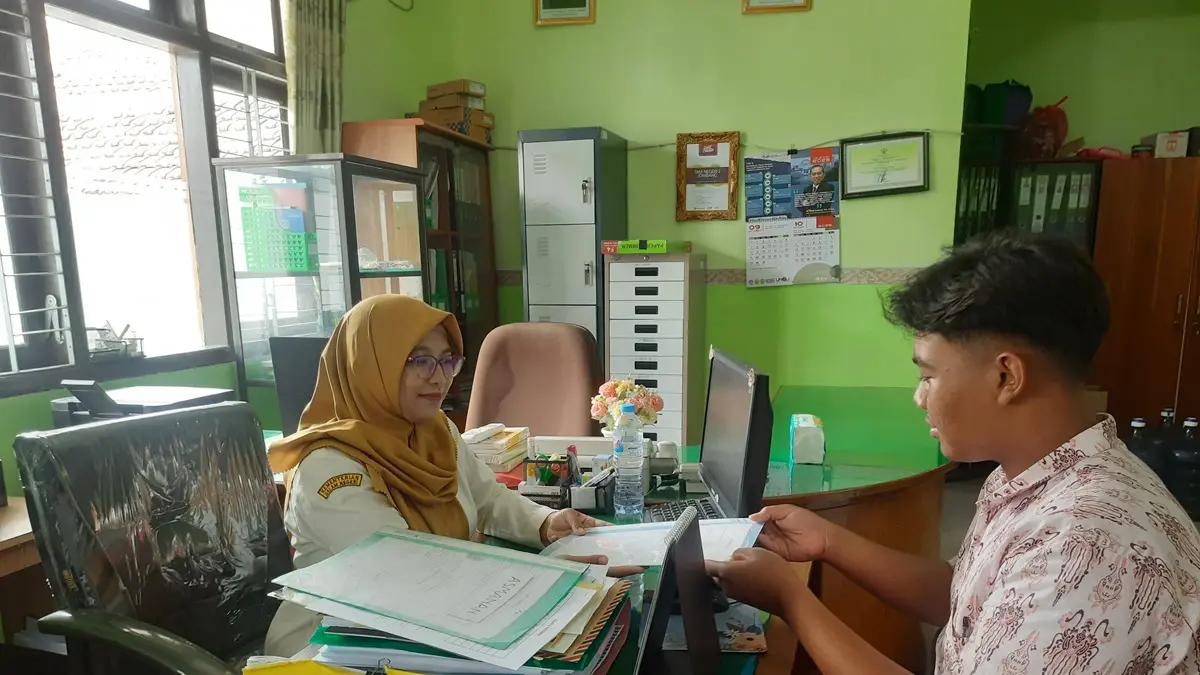 CEKATAN: PPPK Paruh Waktu SMAN 2 Jombang saat memberikan pelayanan kepada siswa, (12/11).