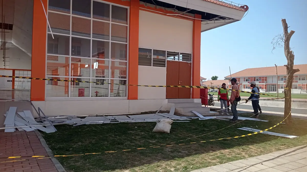 Insiden ambrolnya plafon dan rangka baja gedung serbaguna Sekolah Rakyat Terintegrasi (SR) 1 Jombang menuai sorotan dari kalangan konstruksi