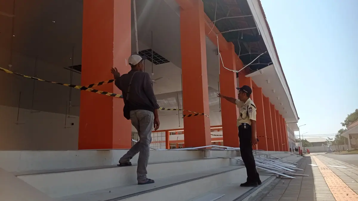 kerusakan plafon gedung serbaguna Sekolah Rakyat (SR) Terintegrasi I Jombang langsung direspons cepat oleh pihak kontraktor PT Waskita Karya