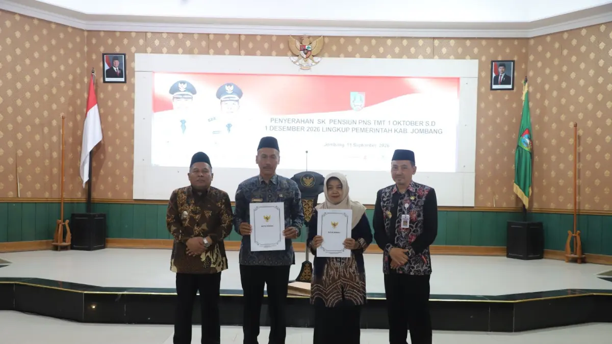 PURNA: Wakil Bupati Jombang, Salmanudin Yazid, menyerahkan SK purna tugas di Ruang Bung Tomo Pemkab Jombang, Jumat (11/9).