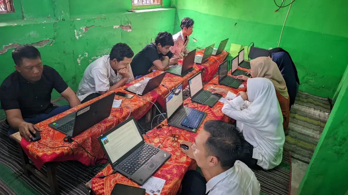 SEMANGAT: Siswa PKBM Gajahmada Mojoagung saat mengikuti kegiatan di sekolah, (28/5).