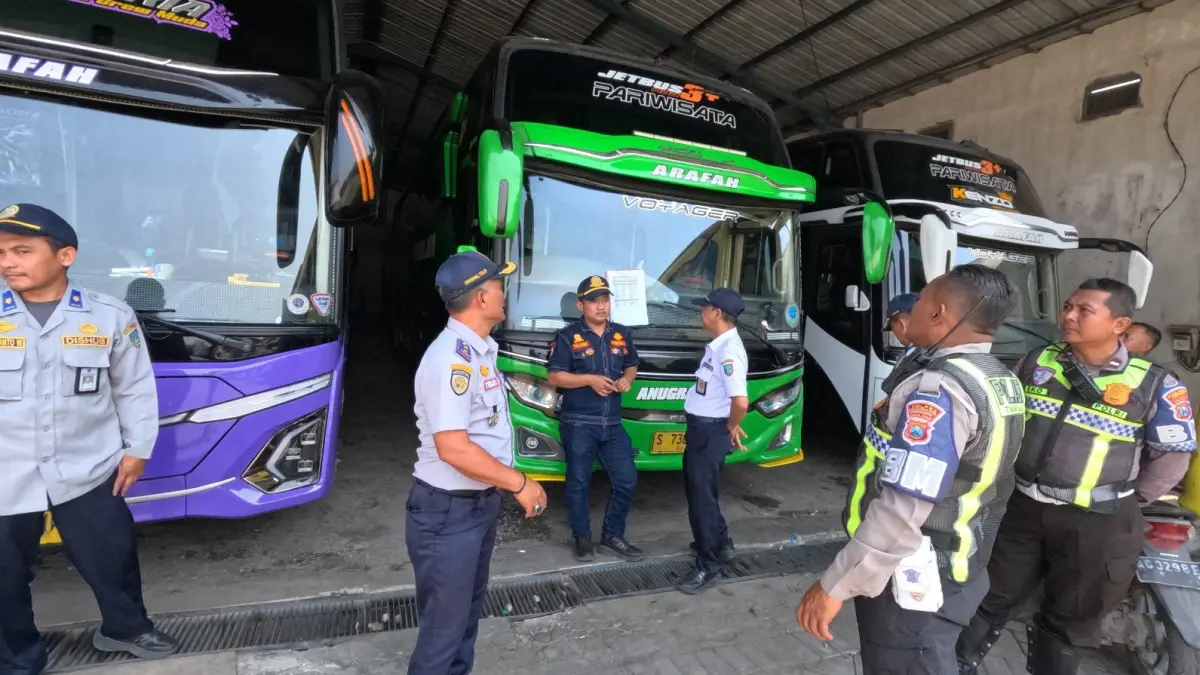 TELITI: Petugas melakukan pemeriksaan fisik bus pariwisata di Desa Sawiji, Kecamatan Jogoroto.