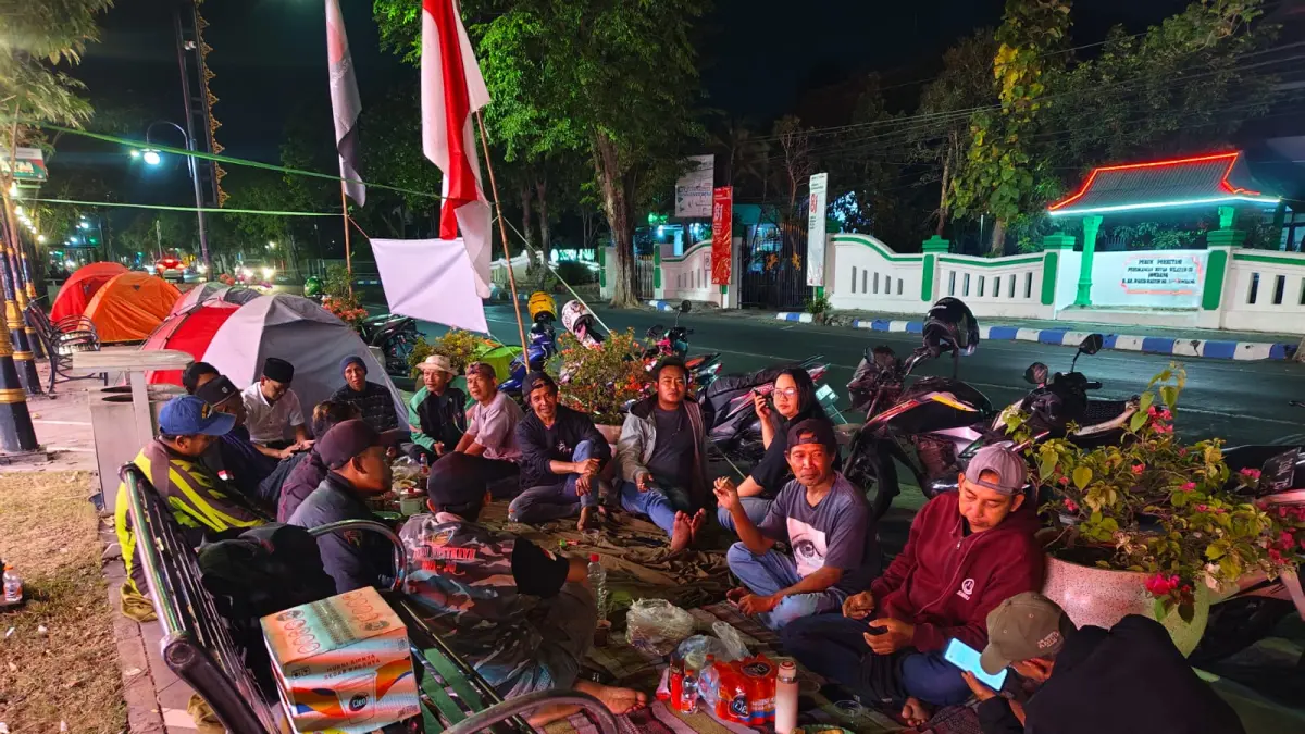 BERTAHAN: Sejumlah massa masih bertahan di depan Kantor Pemkab Jombang, Rabu (16/9) malam.