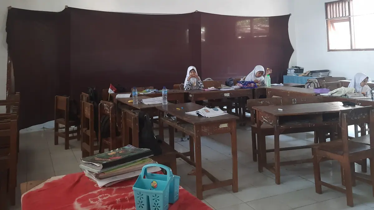 PEMELIHARAAN: Pekerja sedang memperbaiki proyek yang kurang di SDN Jarak 1, Kecamatan Jogoroto, Rabu (16/9).