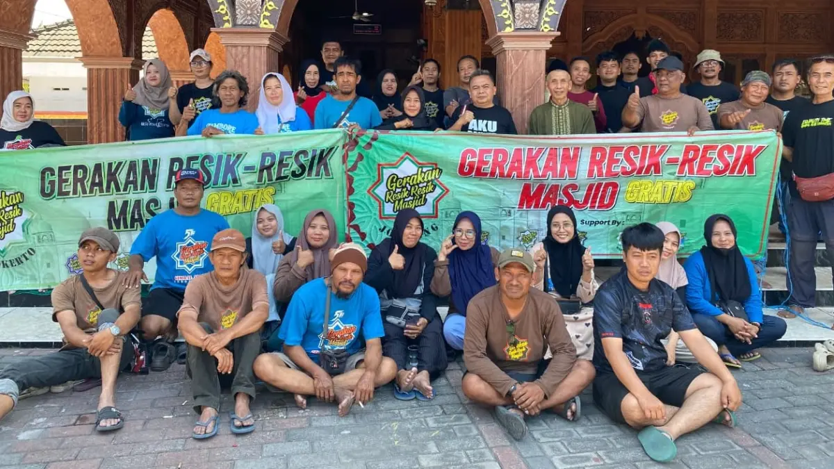 TELADAN: Wakil Ketua 3 DPRD Jombang, HM Syarif Hidayatullah ST MMT (Gus Sentot), bersama komunitas Resik-Resik Masjid di Masjid Jami Baitul Muttaqin, Desa Bongkot, Kecamatan Peterongan, Minggu (13/9).