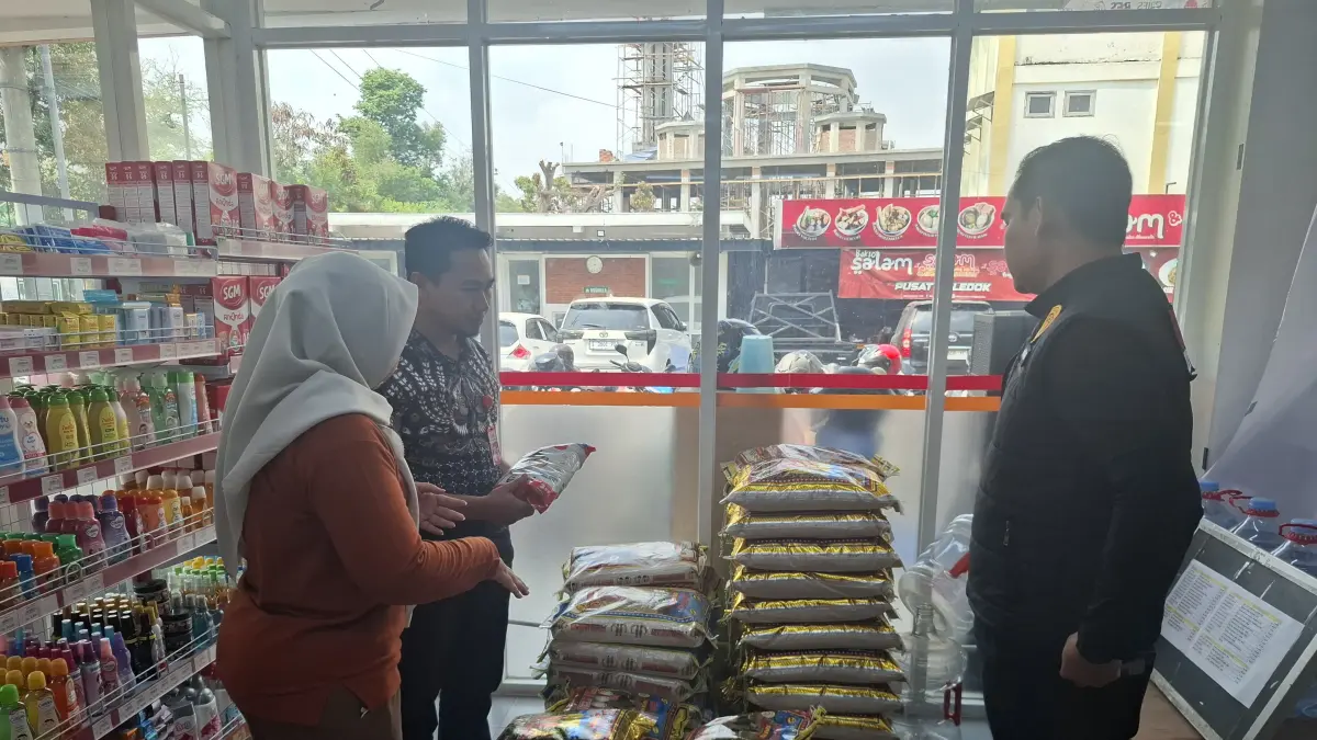 Salah satu merek beras fortifikasi yang masuk daftar 25 produk terindikasi overclaim Kementerian Pertanian (Kementan) diketahui diproduksi di Kabupaten Jombang. Menindaklanjuti temuan tersebut, Satgas Pangan Jombang langsung melakukan sidak ke sejumlah toko dan ritel modern, Jumat (18/9) pagi.