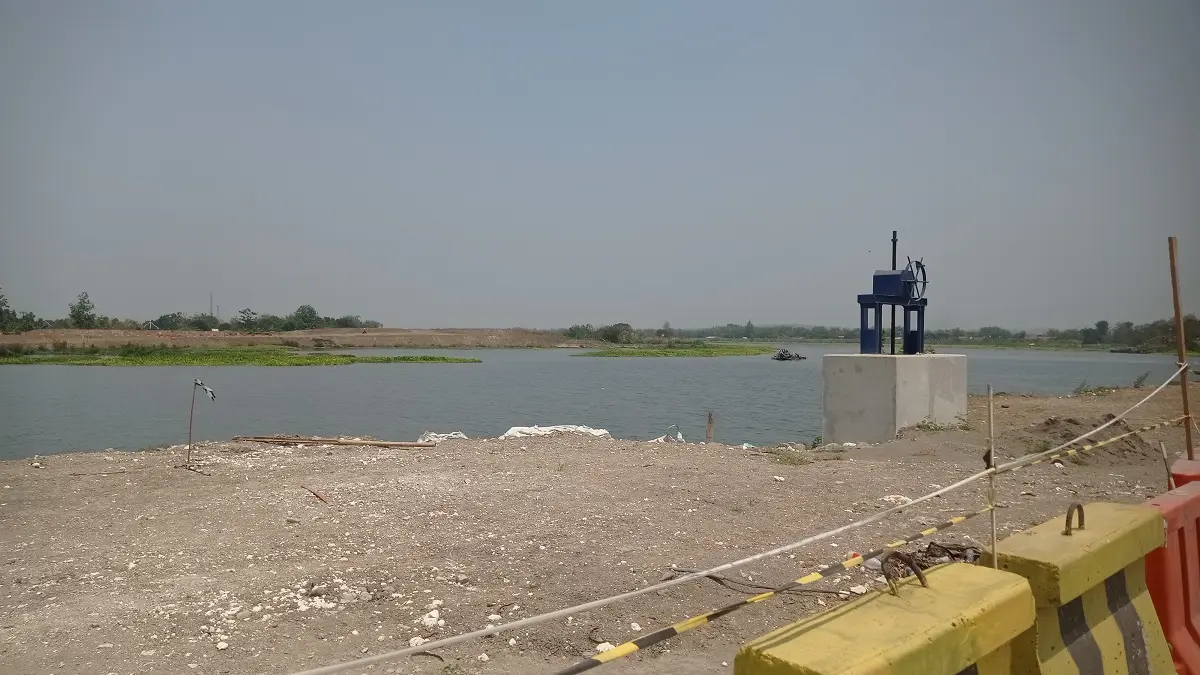 Proyek rehabilitasi Bendung Jatimlerek, Kecamatan Plandaan, masih berjalan dengan progres sekitar 30 persen hingga pekan lalu