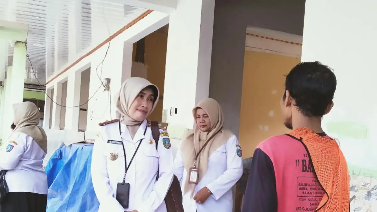 TEGAS: Kepala Dinas Pendidikan dan Kebudayaan Kabupaten Jombang, Wor Windari, meninjau revitalisasi di SDN Brambang, Kecamatan Diwek, Rabu (2/9).