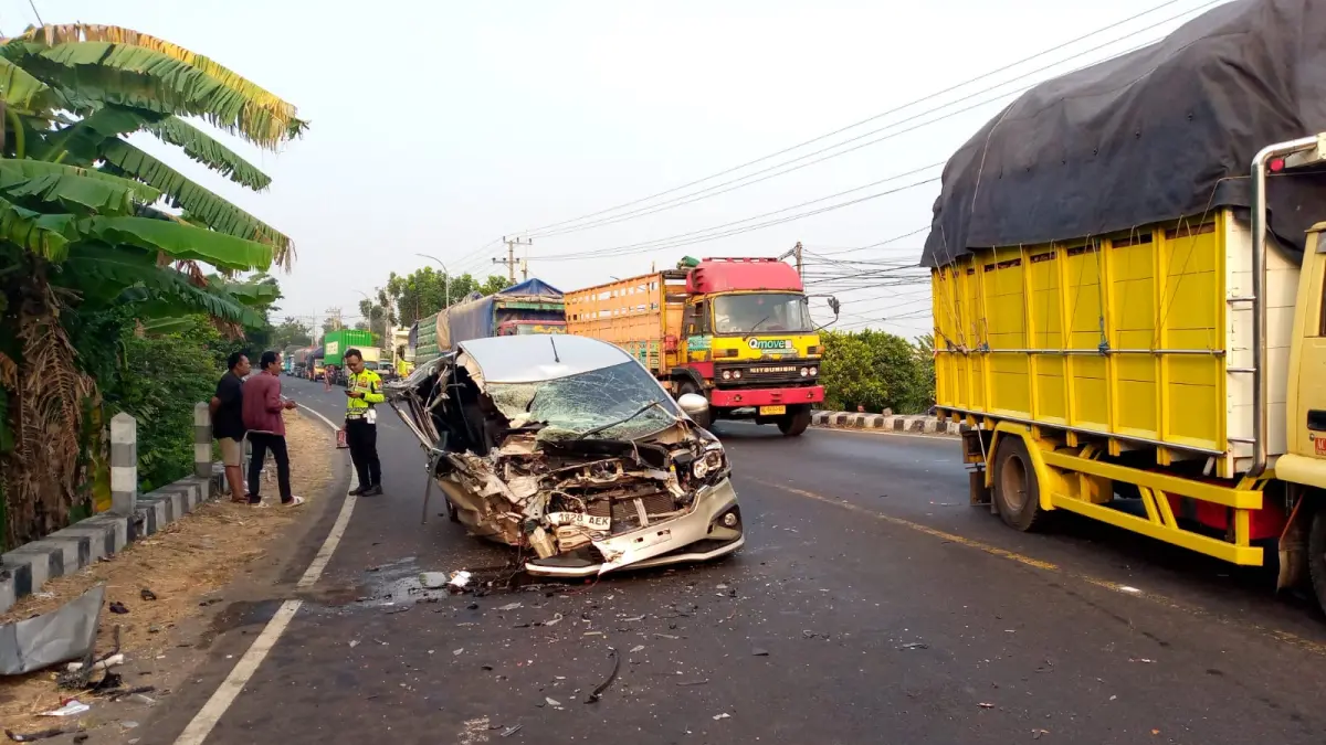 Kecelakaan melibatkan tiga kendaraan terjadi di Embong Miring, Jalan Raya Dusun Ngemplak, Desa Pagerwojo, Kecamatan Perak, Jombang, Sabtu (19/9) pagi. Suzuki Ertiga menabrak truk Mitsubishi Canter dari arah berlawanan hingga kemudian ditabrak sepeda motor dari belakang.