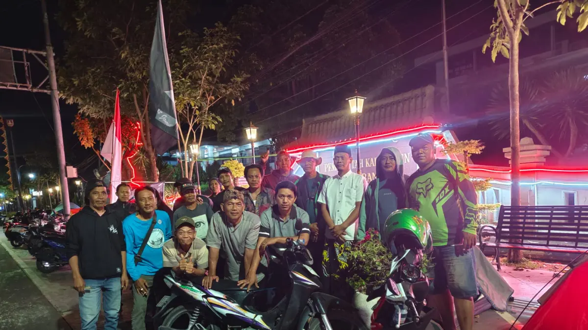 BENTUK PROTES: BERTAHAN: Sejumlah massa masih bertahan di depan Kantor Pemkab Jombang, Rabu (16/9) malam.