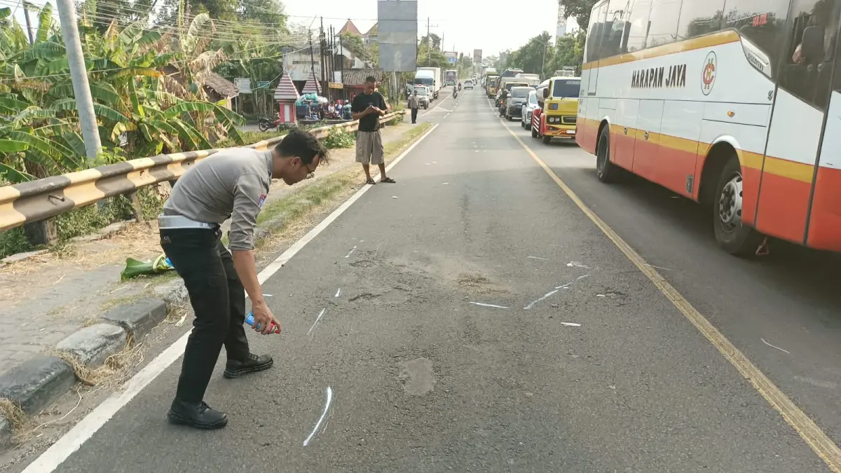 Kecelakaan tabrak lari terjadi di Jalur Arteri Nasional Desa Kayen, Kecamatan Bandar Kedungmulyo, Jombang, Jumat (18/9) sore.