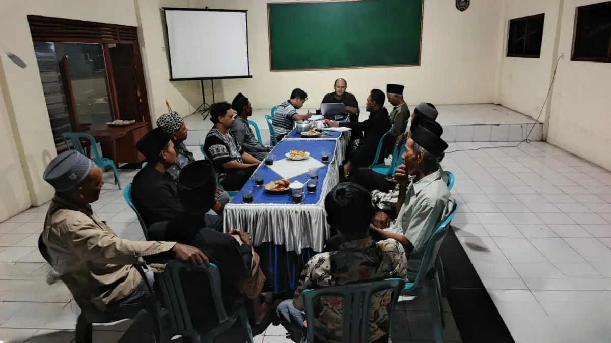 SERIUS: Pemdes Jombok menggelar pertemuan bersama pengurus RT di balai Desa Jombok, Kecamatan Kesamben.