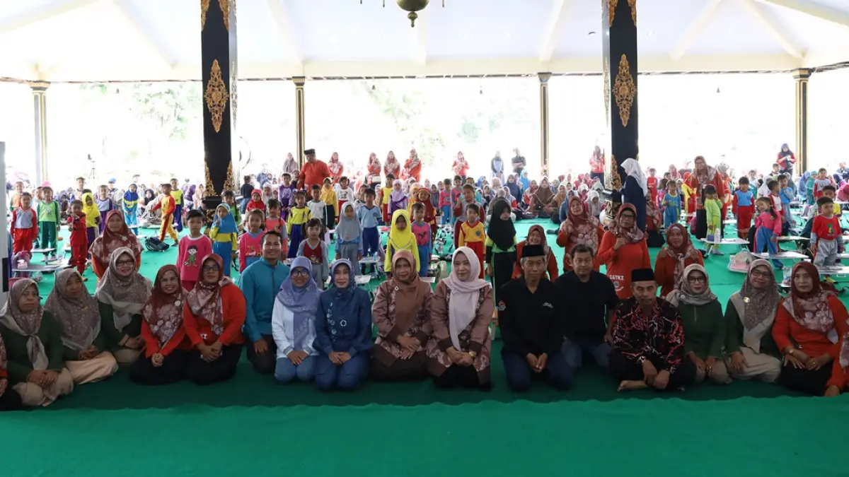 MERIAH: Direktur Jawa Pos Radar Jombang, M Nur Kholis, bersama tamu undangan dan peserta Final Lomba Mengarsir Media Koran 2026, di Pendopo Kabupaten Jombang, kemarin (19/9).
