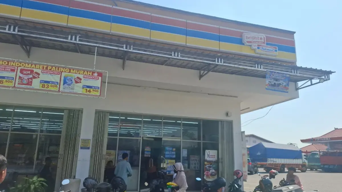Aksi pencurian motor kwmbali terjadi di Kabupaten Jombang. Seorang karyaean pabrik yang hendak berangkat kerja, harus kehilangan motor Honda Vario 125 miliknya raib saat diparkir di halaman Indomaret SPBU Mojongapit, Kecamatan Jombang, Senin (21/9) pagi.