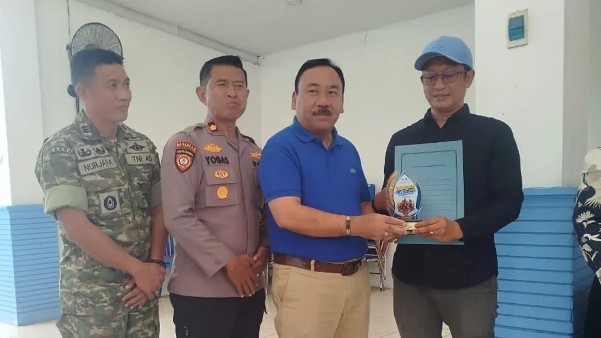 APRESIASI: Kepala Desa Miagan Antok Budi Subagyo menerima penghargaan dari jajaran Forkopimcam Mojoagung sebagai Juara Kategori Teatrikal Wirosobo Fest 2026, Jumat (18/9) malam.