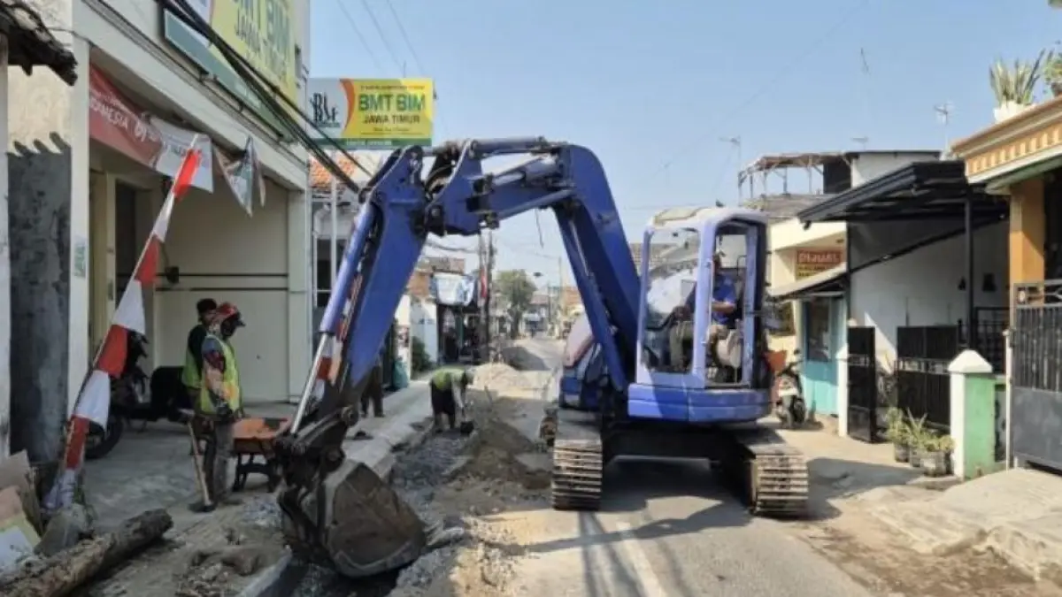 DIALIHKAN: Jl Kemuning ditutup sementara karena ada pekerjaan proyek.