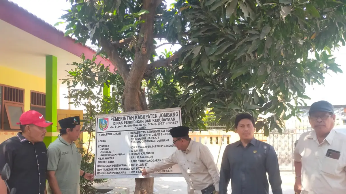 PANTAU: Komisi C DPRD Jomabag saat melihat pekerjaan di SDN Jarak 1