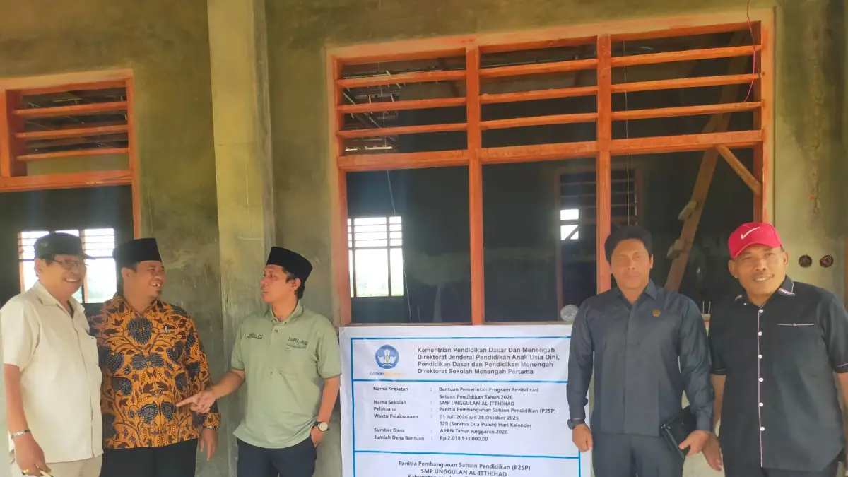 DIKEBUT: Komisi C DPRD Jombang saat sidang di SMP Unggulan Al Ittihad