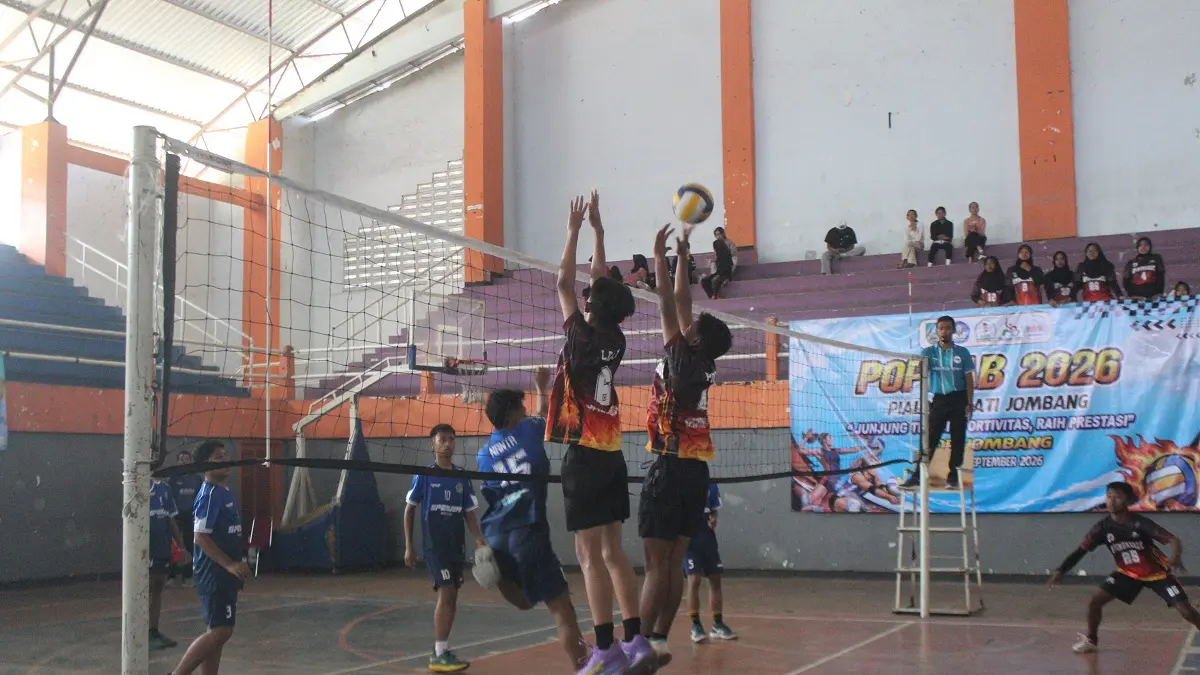 SERU: Pertandingan bola voli putra babak penyihan antara SMPN 1 Sumobito (oranye) melawan SMP Darul Ulum 1 (biru) di GOR Merdeka, Selasa (22/9).