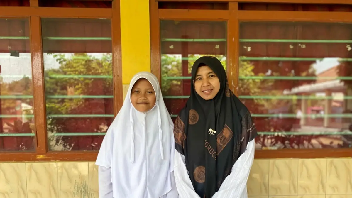 Syafa Zahwa Azzahra, kelas 7 MTs Darul Hikmah, Beji, Jogoroto bersama Hj. Siti Fatimah, M.Pd