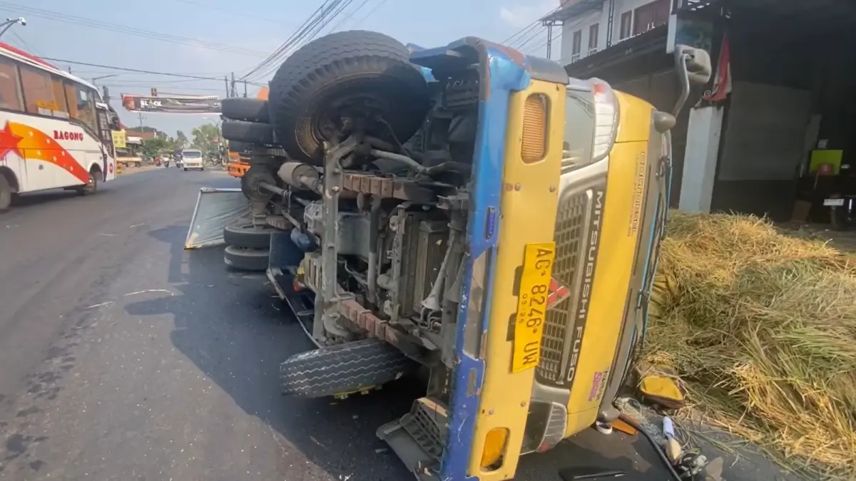 Kondisi truk muatan padi yang ambruk dan menimpa beberapa orang di Ngoro, Jombang