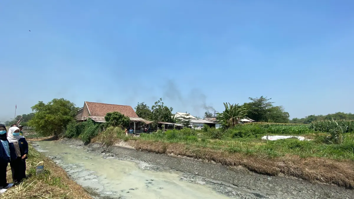 PENUH LIMBAH: Saluran Sekunder di Desa Mayangan, penuh limbah kemari, (23/9).