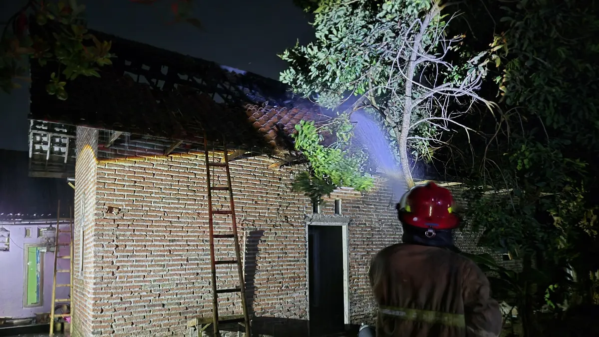 Rumah warga di Dusun Keras, Desa Keras, Kecamatan Diwek, terbakar Selasa (22/9) malam.