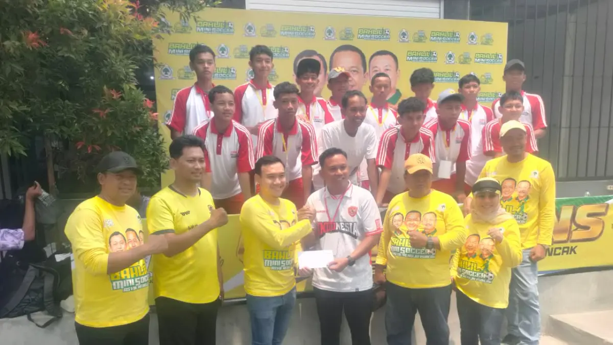 SEMANGAT: Rahmat Agung Saputra, anggota DPRD Jombang memberikan apresiasi kepada tim SMK DB 1 Jombang.