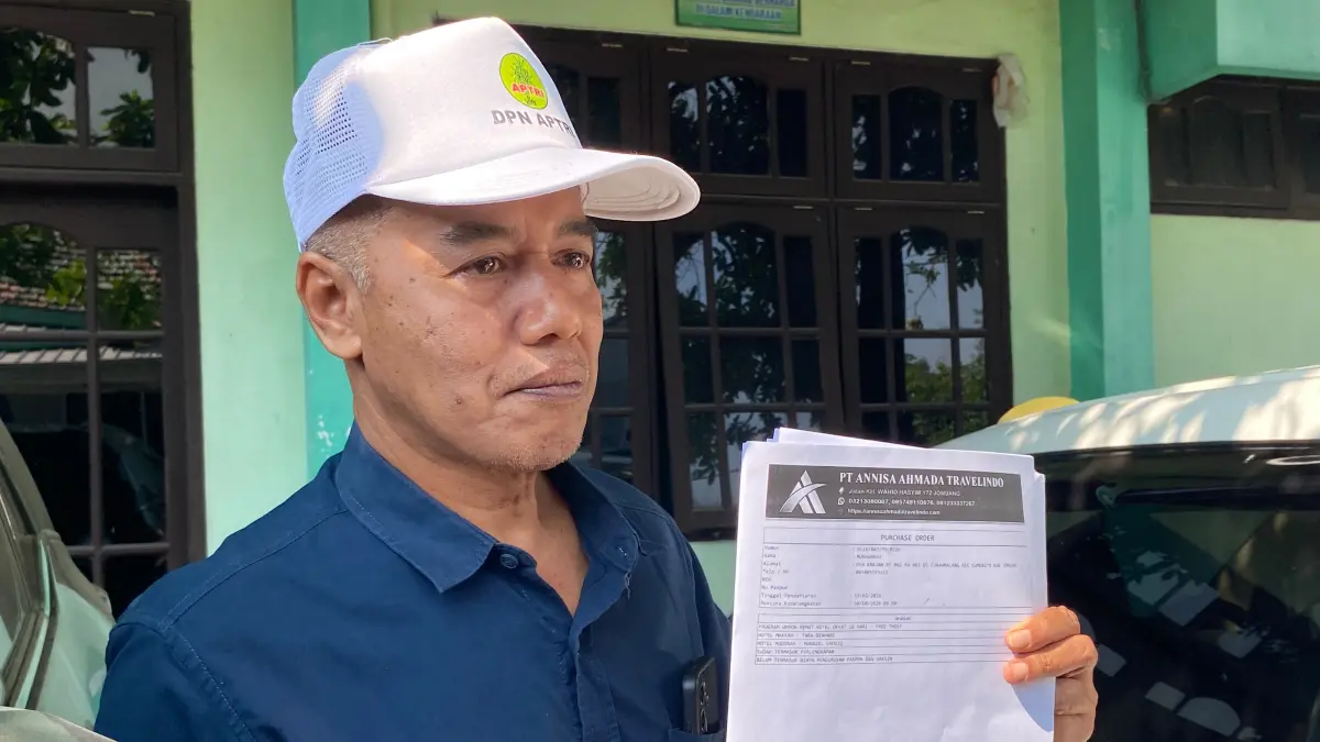 SUDAH LUNAS: Maskur Habib, warga Desa Curah Malang, Kecamatan Sumobito saat menunjukkan bukti pelunasan, kemarin (22/9).