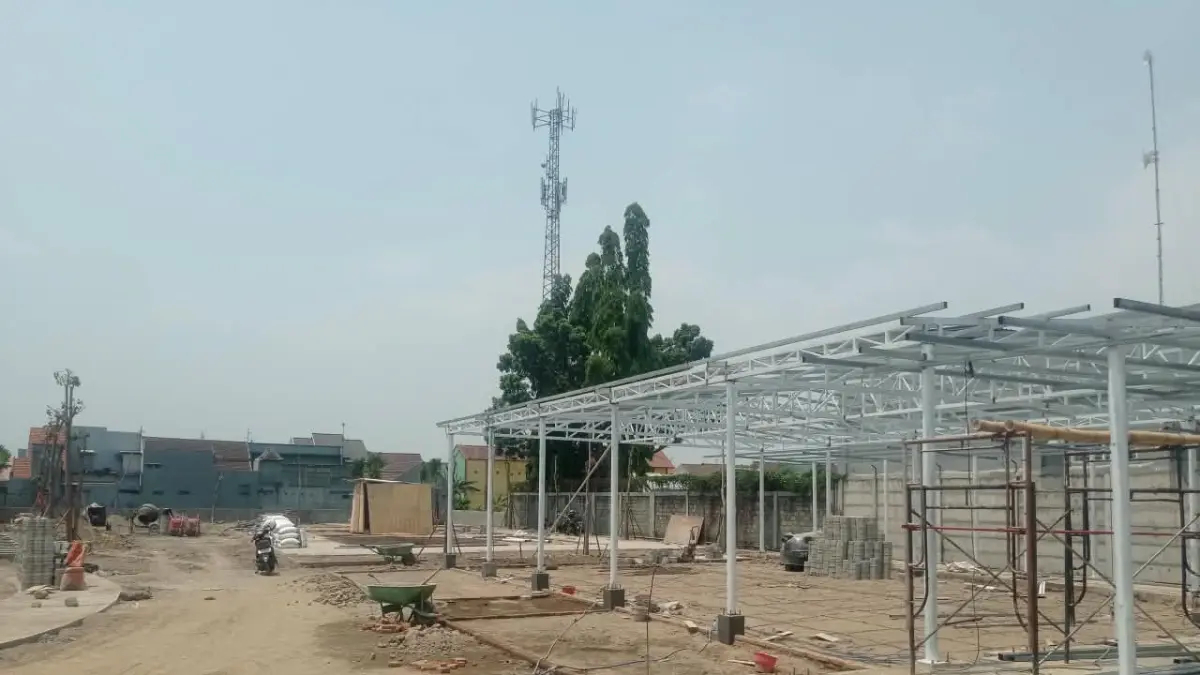 DIKEBUT: Pembangunan Ruang Terbuka Hijau (RTH) Ngoro di Kecamatan Ngoro terus berjalan meski diterpa keterlambatan deviasi minus 3 persen, Rabu (23/9).
