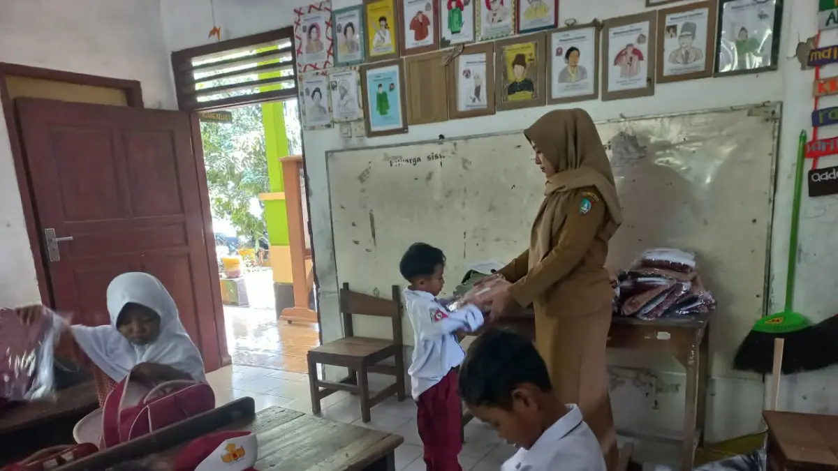 SENANG: Pembagian seragam gratis di SDN Jarak 1 Kecamatan Jogoroto, (21/9).