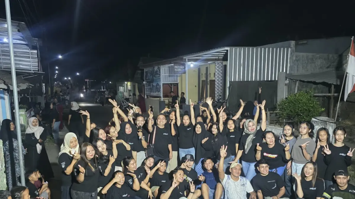 TELADAN: Wakil Ketua 3 DPRD Jombang, HM Syarif Hidayatullah ST MMT (Gus Sentot), menghadiri persiapan warga RT 03 dan 04 RW 11 Dusun Sumbersuko untuk tampil Bandung Carnival, (23/9).
