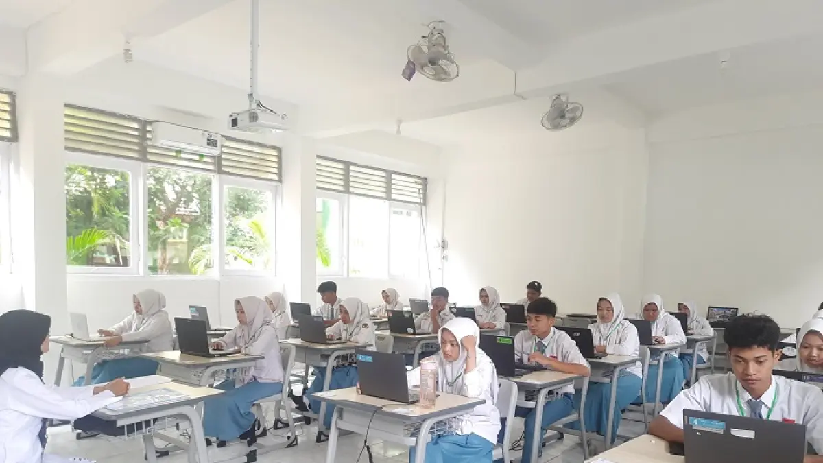 KONSENTRASI: Siswa MAN 1 Jombang saat mengikuti TKA 2025.
