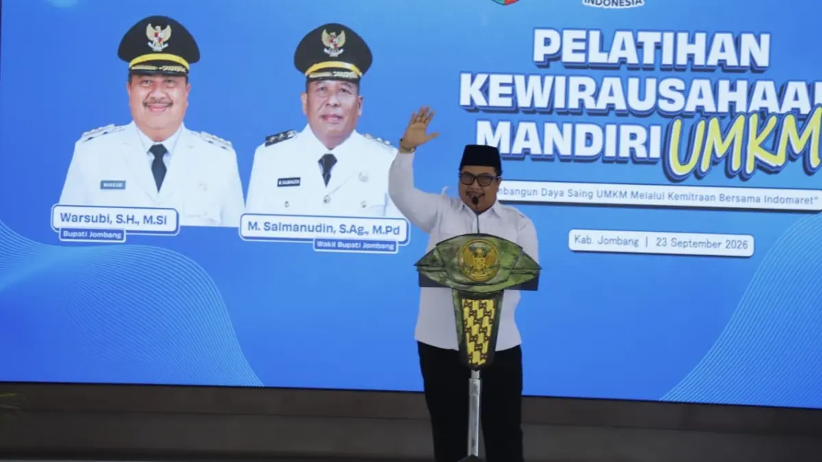 PANTAU: Bupati Jombang Warsubi memantau UMKM di Pendopo Kabupaten Jombang kemarin, Rabu (23/9).