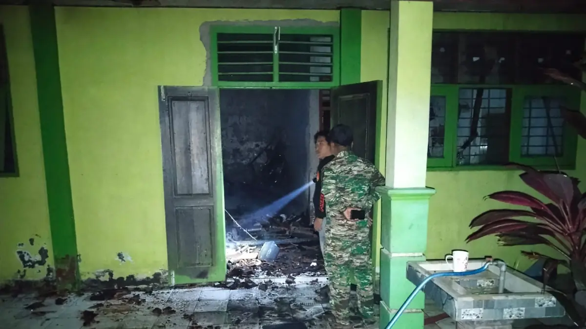 Kebakaran menghanguskan dua ruangan di SMPN 2 Perak, Dusun Ngrandu, Desa Cangkringrandu, Kecamatan Perak, Sabtu (26/9) dini hari.