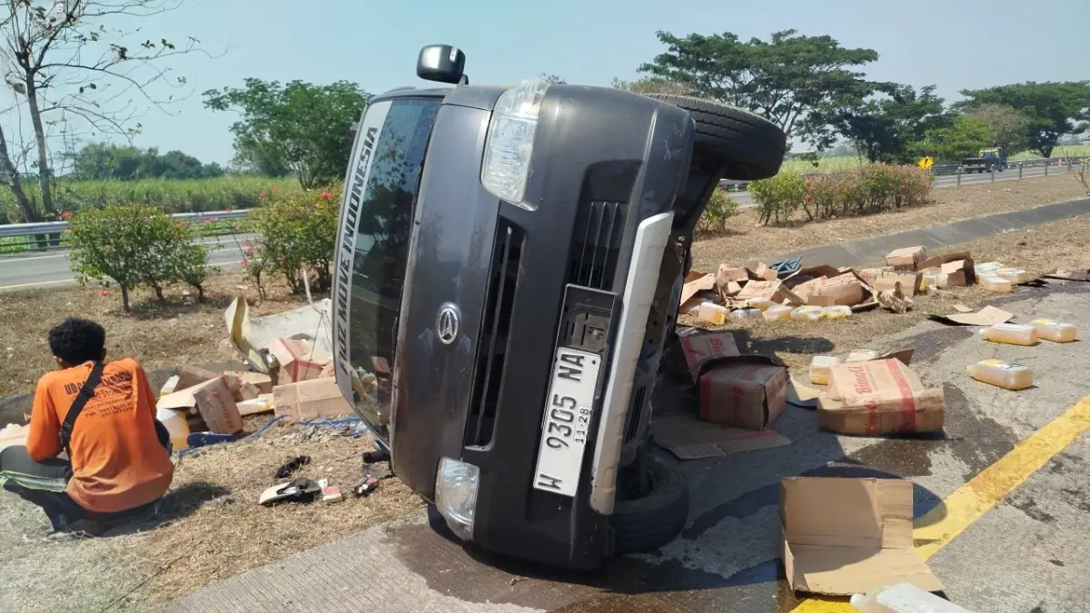 kondisi pikap muatan minyak goreng yang terguling di Tol Jombang Mojokerto Sabtu (26/9) siang
