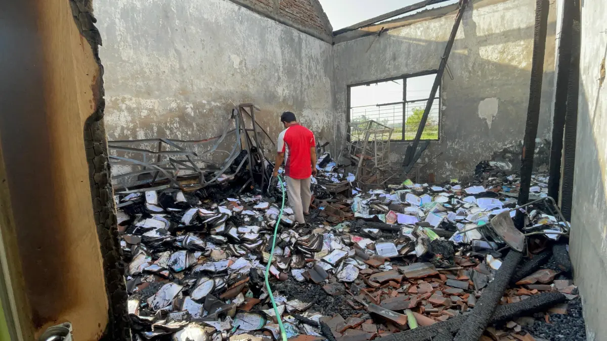 Kondisi ruangan Perpstakaan SMPN 2 Perak Jombang yang ludes dilalap api