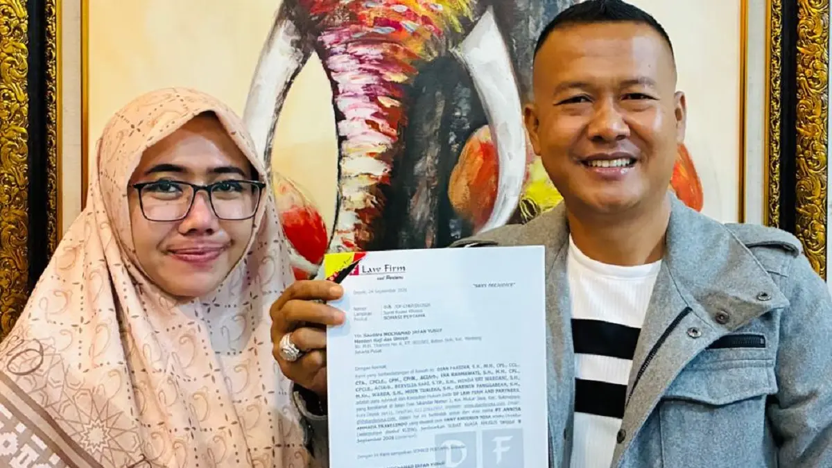 Penasehat hukum PT Annisa Ahmada Travelindo menunjukkan surat somasi kepada Menteri Haji dan Umrah Mochamad Irfan Yusuf