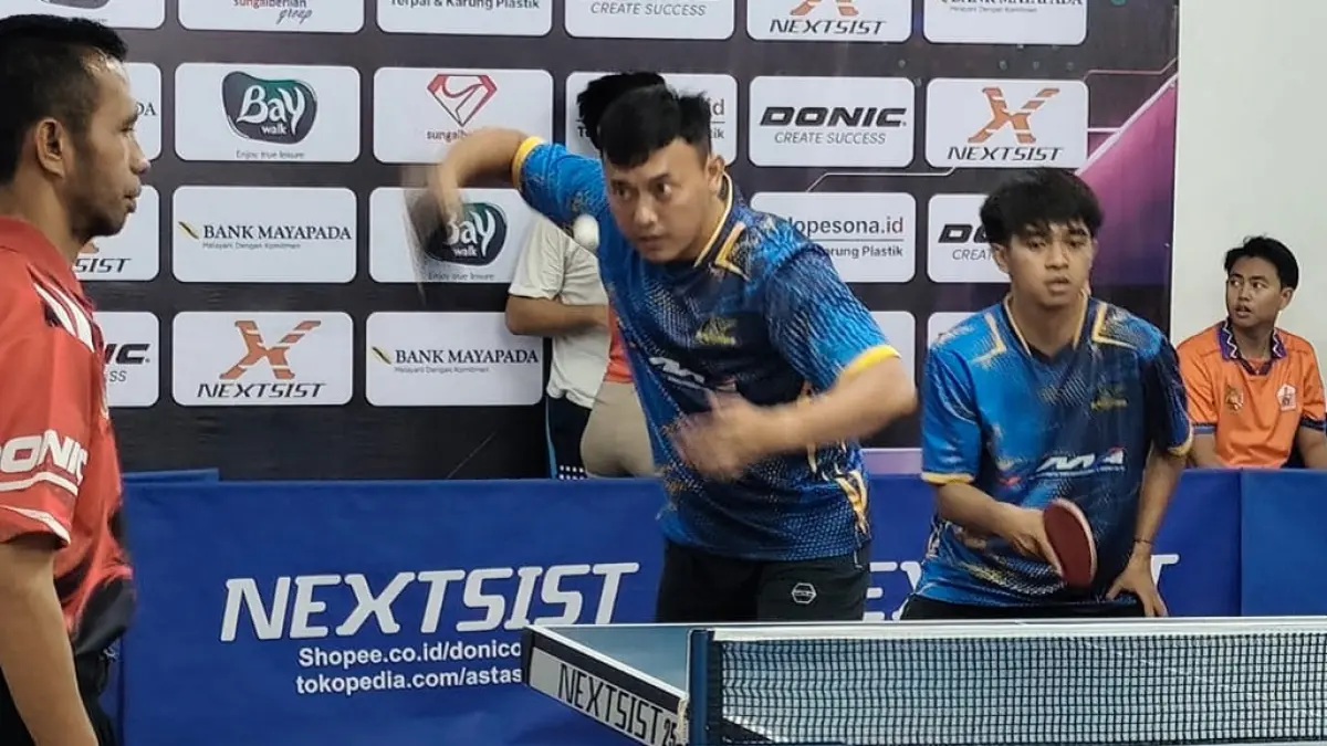 Yusuf Nurdiawan, guru SMKN Mojoagung mengikuti kejuaraan tenis meja.