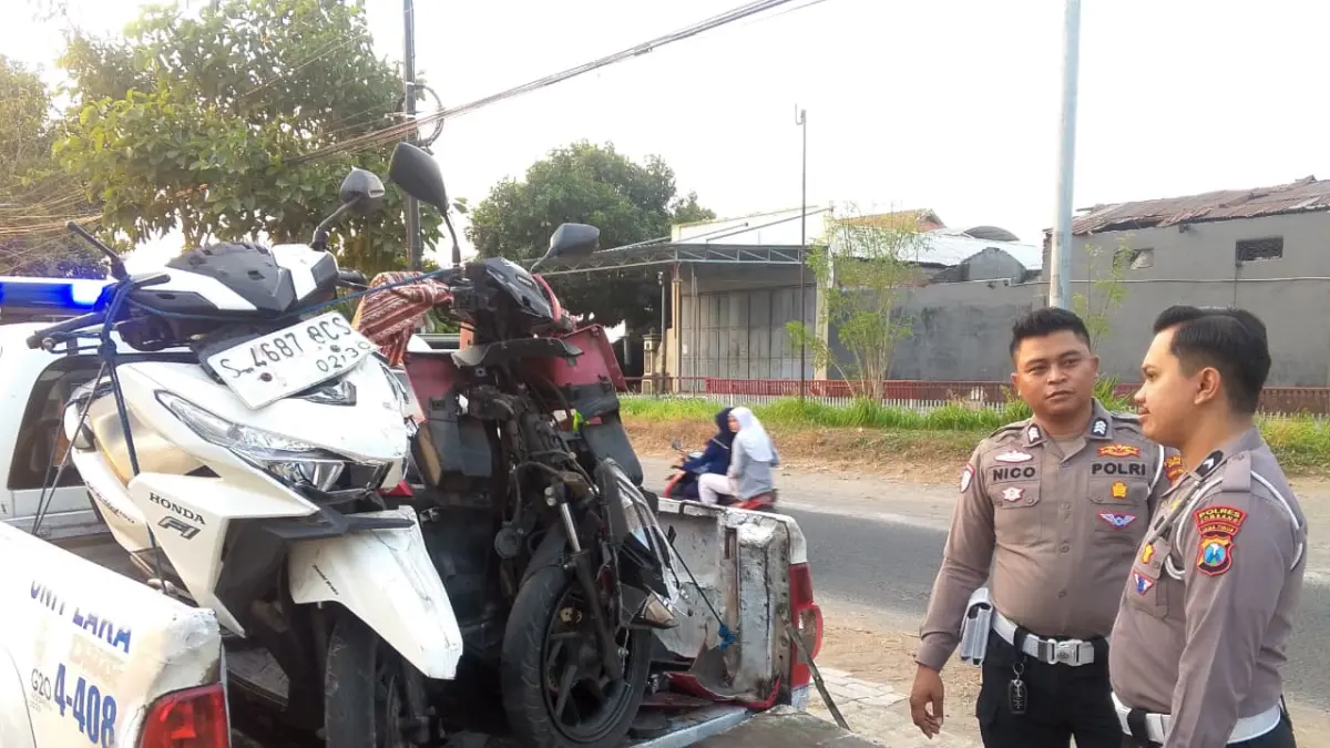 Kecelakaan melibatkan dua sepeda motor Honda Vario terjadi di Jalan Raya Desa Kwaron, Kecamatan Diwek, Jombang, Minggu (27/9) sore.