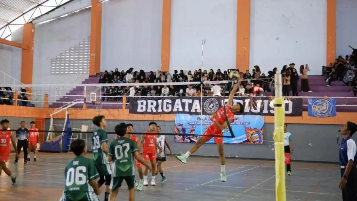 SENGIT:Pertandingan final SMPN 1 Ploso (oranye) melawan SMPN 3 Jombang (hijau) di GOR Merdeka Jombang, Jumat (25/9).