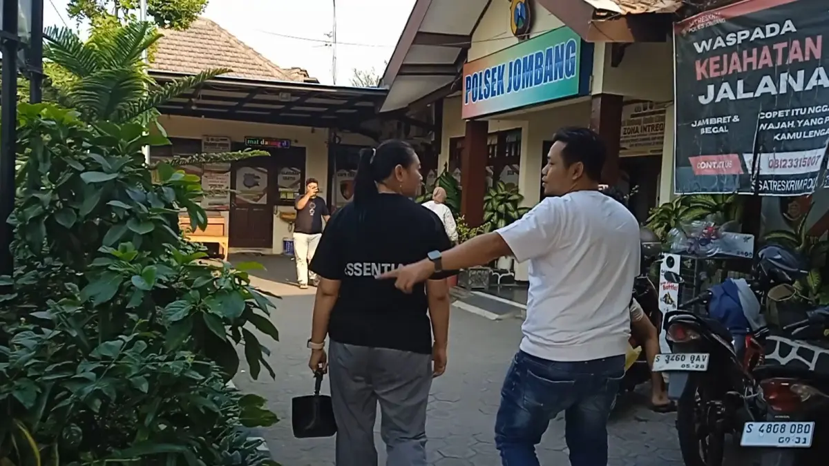 Fadi Hermin Yuliati, 40, alias Karin, warga Perum Candi Regency Blok B-12, Desa Candimulyo, Kecamatan/Kabupaten Jombang, diamankan polisi