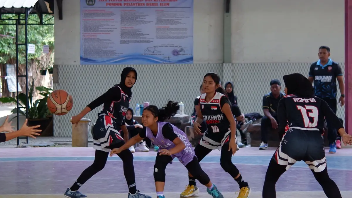 SENGIT: Pertandingan babak final putri antara SMPN 1 Mojowarno (ungu) melawan SMPN 1 Bareng (hitam) di Lapangan Basket SMPN 3 Peterongan, (28/9).