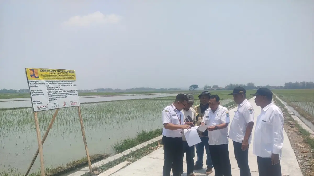 BANGUN DESA: (dari kanan) Kepala Desa Karangmojo Suwita, Kepala Desa Jatimlerek Jadi, Kasi PMD Kecamatan Plandaan Daniel Danang Darmawan, FM Kecamatan Plandaaan Shobahul Munir, Rismono Ketua Pokmas KAD dan perwakilan Dinas Perkim Kabupaten Jombang berkoordinasi saat mengecek bangunan jalan rigid beton di Dusun Tambakrejo, Desa Karangmojo, Rabu (30/9) siang.