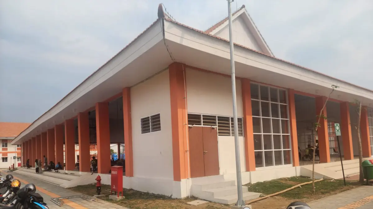 Perbaikan plafon Gedung Serba Guna Sekolah Rakyat Jombang yang tuntas diperbaiki
