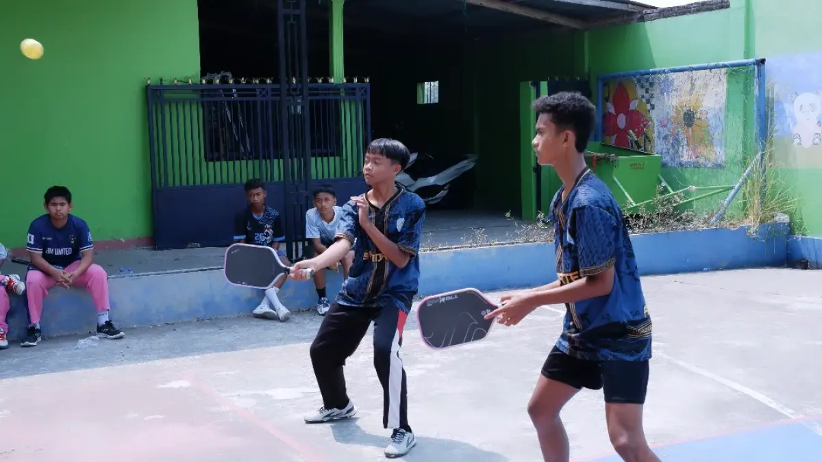 FOTO: Siswa SMPN 2 Peterongan saat bertanding pada ganda putra pickleball