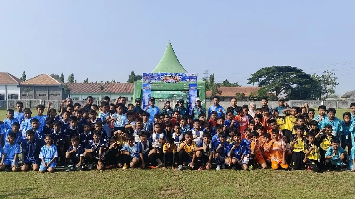 INSPIRATIF: Wor Windari, kepala Dinas Pendidikan dan Kebudayaan Kabupaten Jombang membuka lomba di Lapangan Banjardowo, Sabtu (3/10).