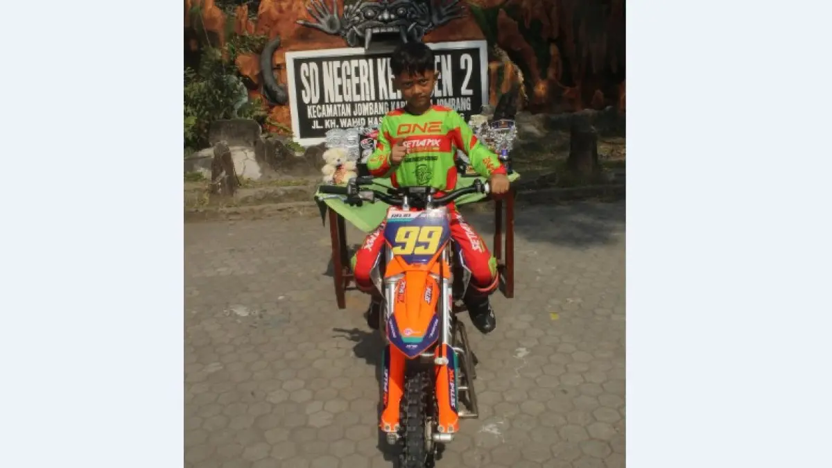 JAGOAN: Pembalap cilik Raja Abizar Raqila dengan motor SE 50 cc di sekolahnya SDN Kepanjen  2 Jombang, Rabu (7/10).